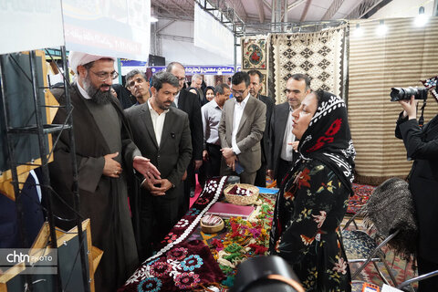 بازدید استاندار همدان از نمایشگاه توانمندی‌های بانوان کارآفرین