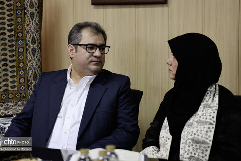 دیدار صمیمانه و بررسی مشکلات معاونت صنایع دستی استان اصفهان در سفر مریم جلالی به این شهر