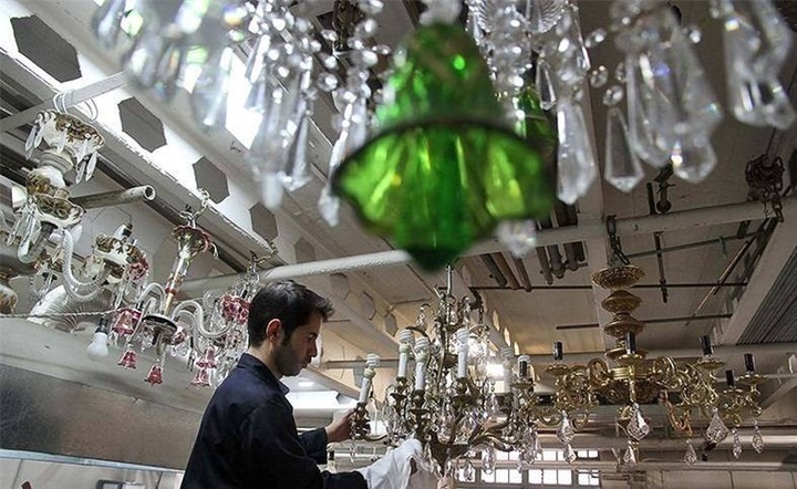 واقفان روشنایی در حرم مطهر رضوی