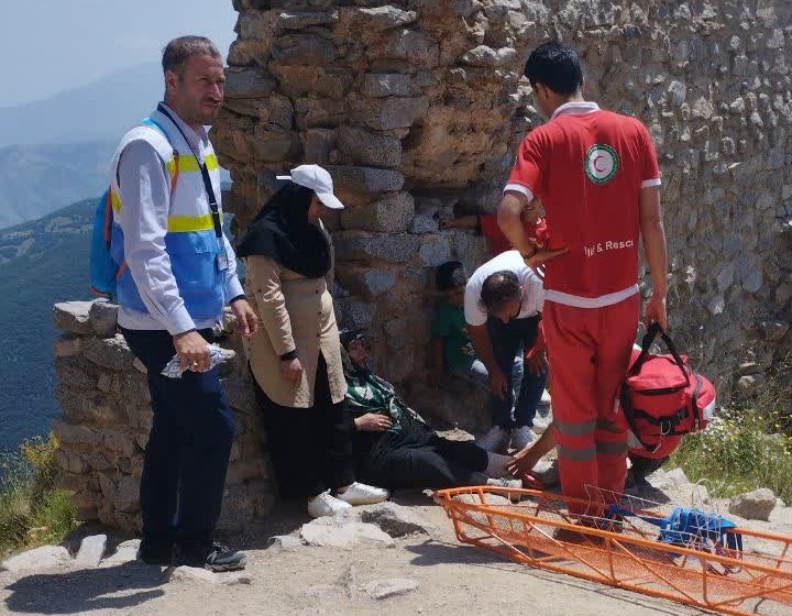 امدادرسانی سریع به گردشگر مصدوم در قلعه بابک/ حضور به‌موقع کارشناس گردشگری و مشارکت گردشگران، جلوه‌ای از مسئولیت‌پذیری در گردشگری ایمن