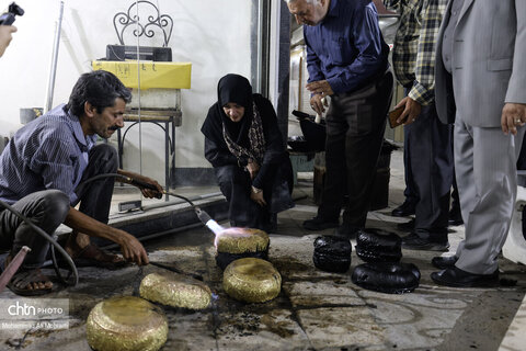 دیدار با هنرمندان قلمزن اصفهان در سفر مهاون صنایع دستی کشور
