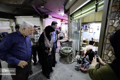 دیدار با هنرمندان قلمزن اصفهان در سفر مهاون صنایع دستی کشور