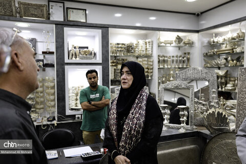 دیدار با هنرمندان قلمزن اصفهان در سفر مهاون صنایع دستی کشور