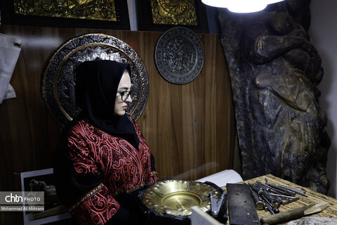 دیدار با هنرمندان قلمزن اصفهان در سفر مهاون صنایع دستی کشور