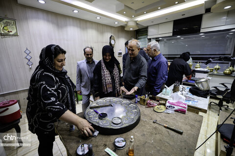 دیدار با هنرمندان قلمزن اصفهان در سفر مهاون صنایع دستی کشور