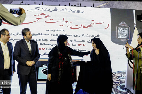افتتاح گذر صنایع دستی ایران در چهار باغ عباسی با حضور مریم جلالی معاون صنایع دستی کشور