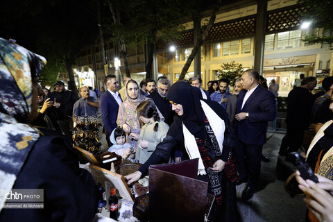 افتتاح گذر صنایع دستی ایران در چهار باغ عباسی با حضور مریم جلالی معاون صنایع دستی کشور