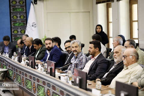 نشست تخصصی بررسی موانع تولید و صادرات صنایع دستی در استانداری اصفهان