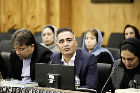 نشست تخصصی بررسی موانع تولید و صادرات صنایع دستی در استانداری اصفهان