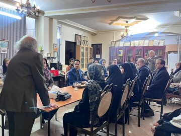 دومین نشست هنرمندان پاکدشتی در موزه شخصی کرمانی برگزار شد