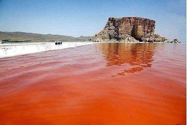 استخر آب شور با هدف توسعه گردشگری در دریاچه ارومیه احداث شود