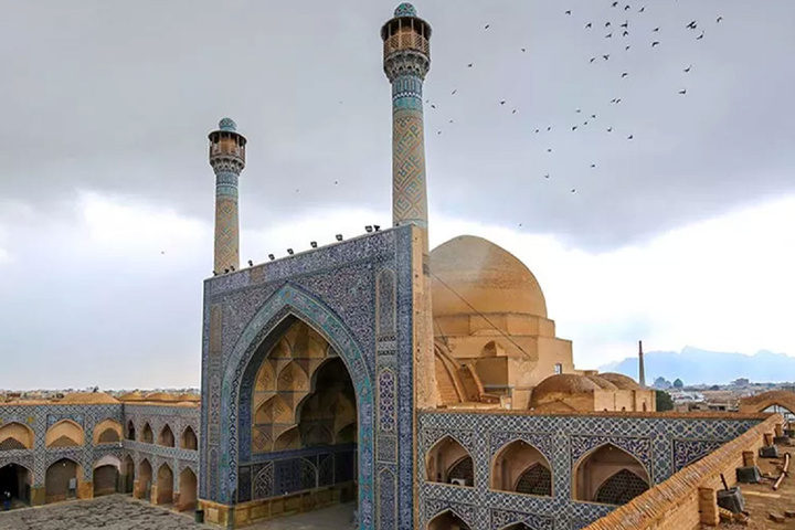 آغاز عملیات مرمت گنبد تاج الملک مسجد جامع عظیم اصفهان