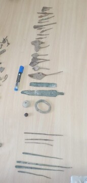 کشف ۳۰ قلم شیء تاریخی و ۴ عدد فلزیاب از یک قاچاقچی در بدره ایلام