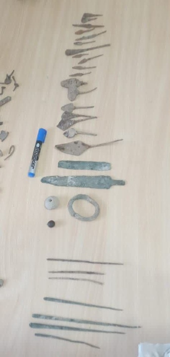 کشف ۳۰ قلم شیء تاریخی و ۴ عدد فلزیاب از یک قاچاقچی در بدره ایلام