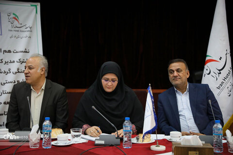 نشست هم‌اندیشی مدیرکل میراث‌فرهنگی، گردشگری و صنایع‌دستی خوزستان با اعضای جامعه حرفه‌ای هتل‌داران و تأسیسات گردشگری استان
