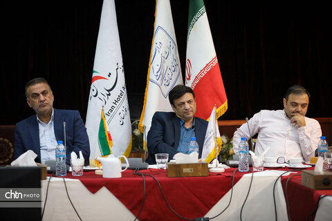 نشست هم‌اندیشی مدیرکل میراث‌فرهنگی، گردشگری و صنایع‌دستی خوزستان با اعضای جامعه حرفه‌ای هتل‌داران و تأسیسات گردشگری استان