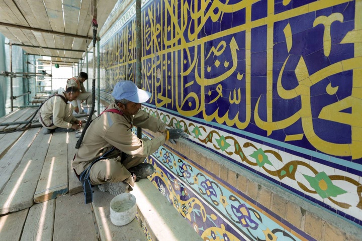 بازگشت شکوه کاشی‌های ایوان دارالسیاده گوهرشاد با آغاز مرمت هنری در حرم مطهر رضوی