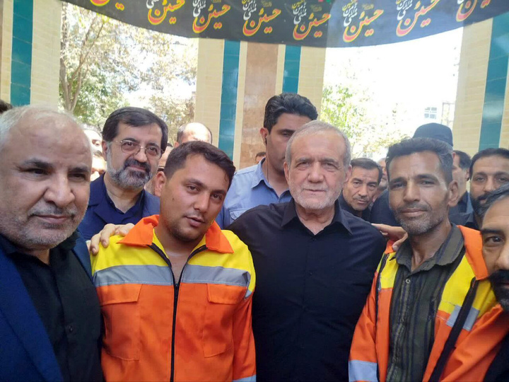 رئیس‌جمهوری به قم سفر کرد