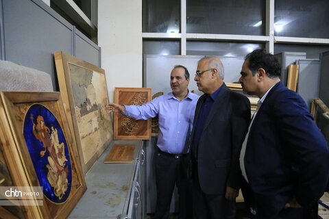 بازدید استاندار هرمزگان از بازارچه مرکز آموزش و تولید صنایع دستی