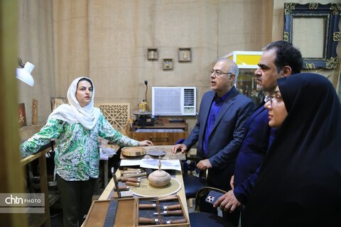 بازدید استاندار هرمزگان از بازارچه مرکز آموزش و تولید صنایع دستی