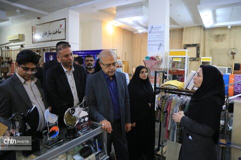 بازدید استاندار هرمزگان از بازارچه مرکز آموزش و تولید صنایع دستی