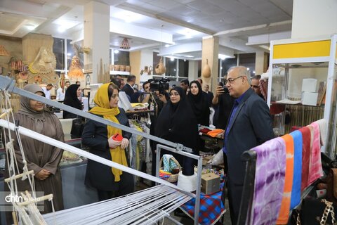 بازدید استاندار هرمزگان از بازارچه مرکز آموزش و تولید صنایع دستی
