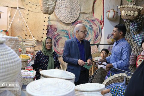 بازدید استاندار هرمزگان از بازارچه مرکز آموزش و تولید صنایع دستی