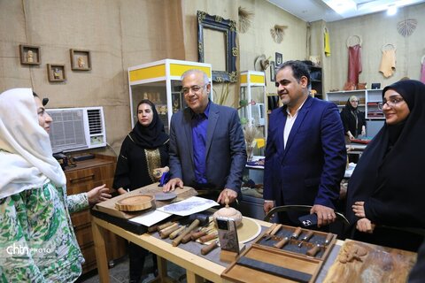بازدید استاندار هرمزگان از بازارچه مرکز آموزش و تولید صنایع دستی