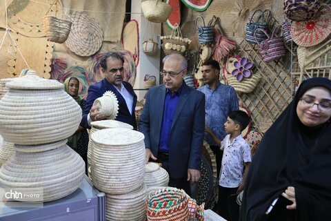 بازدید استاندار هرمزگان از بازارچه مرکز آموزش و تولید صنایع دستی