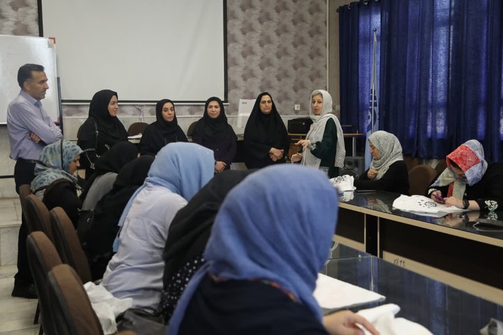 دوره آموزش تخصصی سوزن‌دوزی سنتی در سمنان آغاز شد