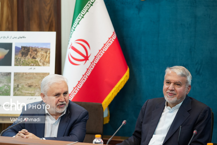 آیین تجلیل از عوامل پرونده ثبت جهانی دره‌ها و محوطه‌های پیش از تاریخ خرم‌آباد