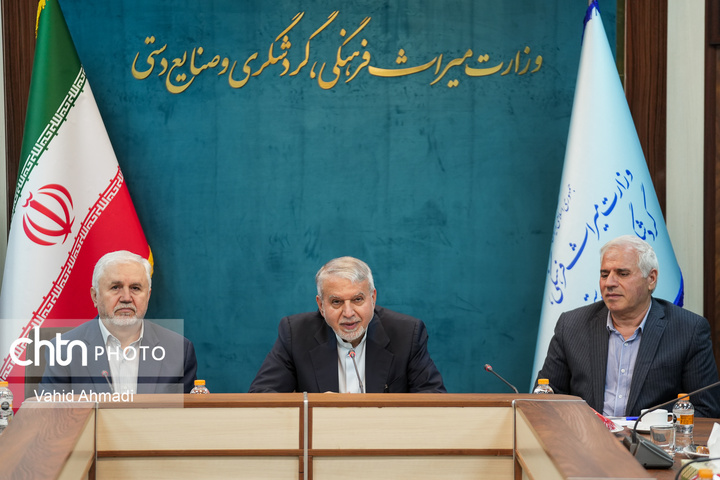آیین تجلیل از عوامل پرونده ثبت جهانی دره‌ها و محوطه‌های پیش از تاریخ خرم‌آباد