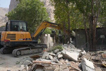 تخریب رستوران‌های غیر مجاز در محدوده تاق‌بستان