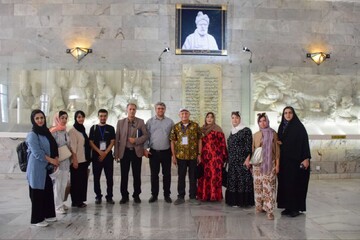 بازدید استادان زبان فارسی ازبکستان از آرامگاه حکیم ابوالقاسم فردوسی