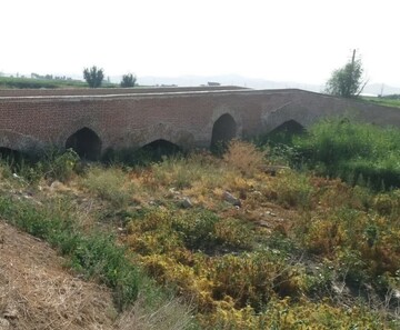 مرمت و پاکسازی محوطه پل تاریخی روستای دهنجرد آغاز شد