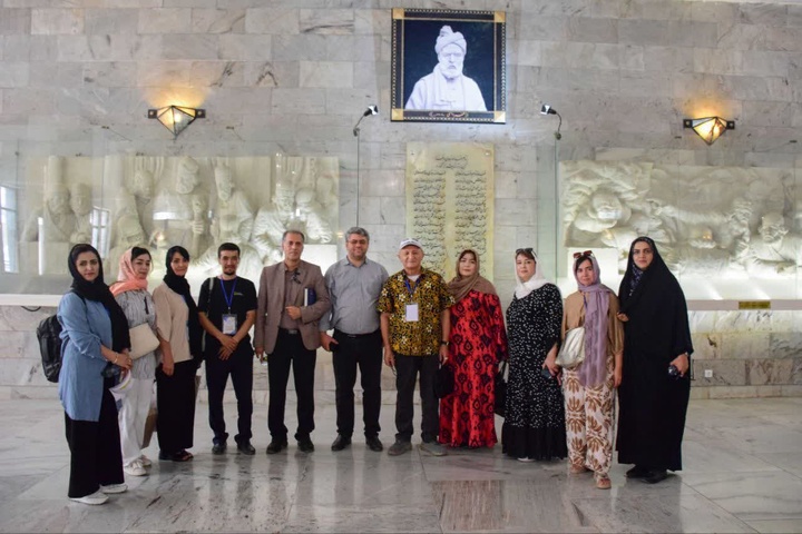 بازدید استادان زبان فارسی ازبکستان از آرامگاه حکیم ابوالقاسم فردوسی