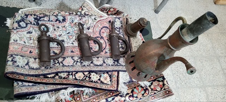 کشف و ضبط اشیای تاریخی و فرش ابریشمی از قاچاقچی در مرز مهران ایلام