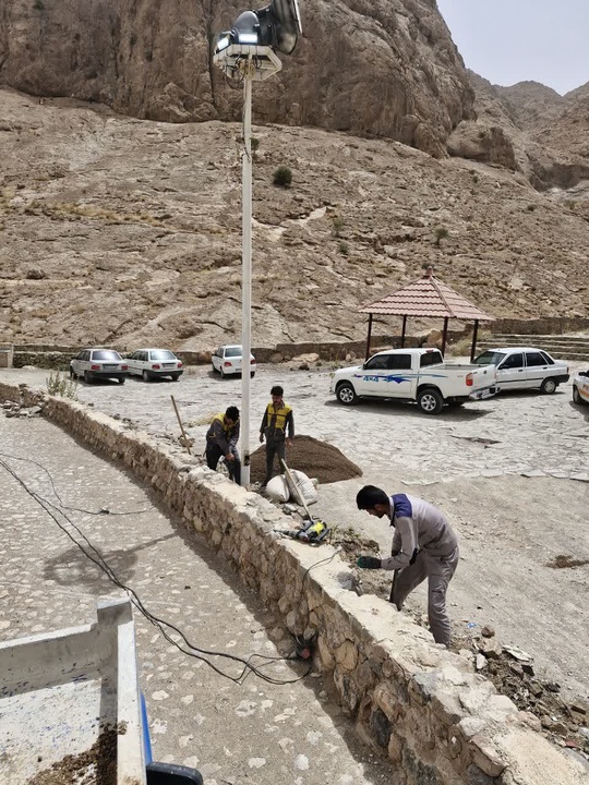 ادامه عملیات مرمتی و نورپردازی بوذرجمهر قاین