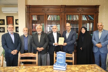 اهدای کتاب‌های دکتر ولایتی به کتابخانه تخصصی صفویه‌شناسی اردبیل
