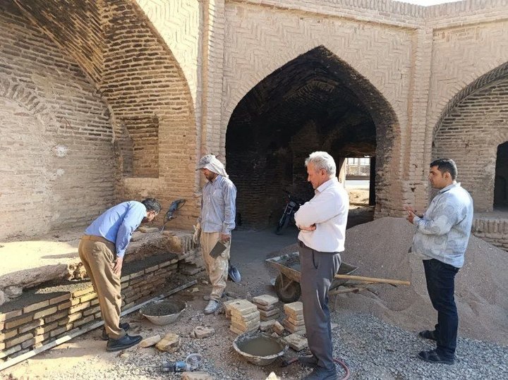 بعد از وقفه ۱۳ ساله؛ مرمت کاروانسرای تاریخی مرندیز بجستان آغاز شد