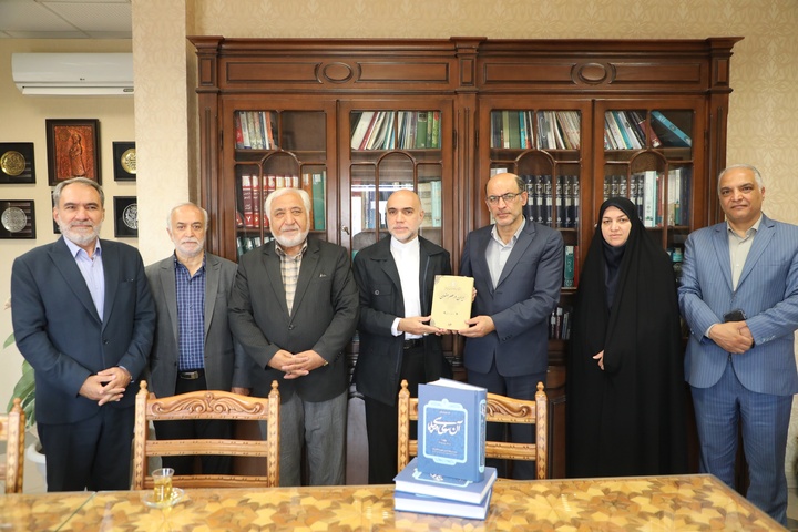 اهدای کتاب‌های دکتر ولایتی به کتابخانه تخصصی صفویه‌شناسی اردبیل