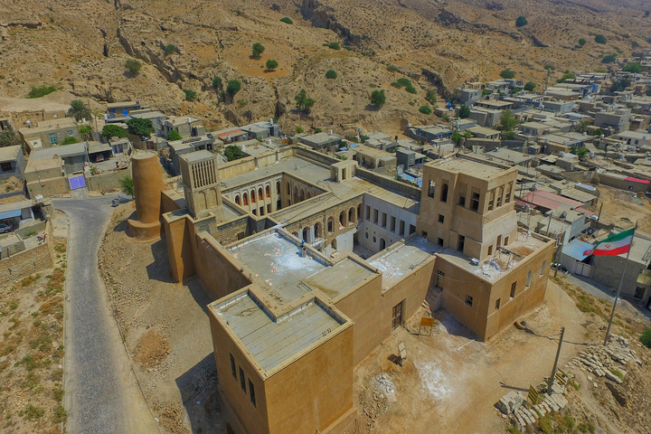 سیراف، نگین کهن خلیج‌فارس، بندری افسانه ای است که شکوه تمدن و تجارت را در دل موج‌ها زمزمه می کند