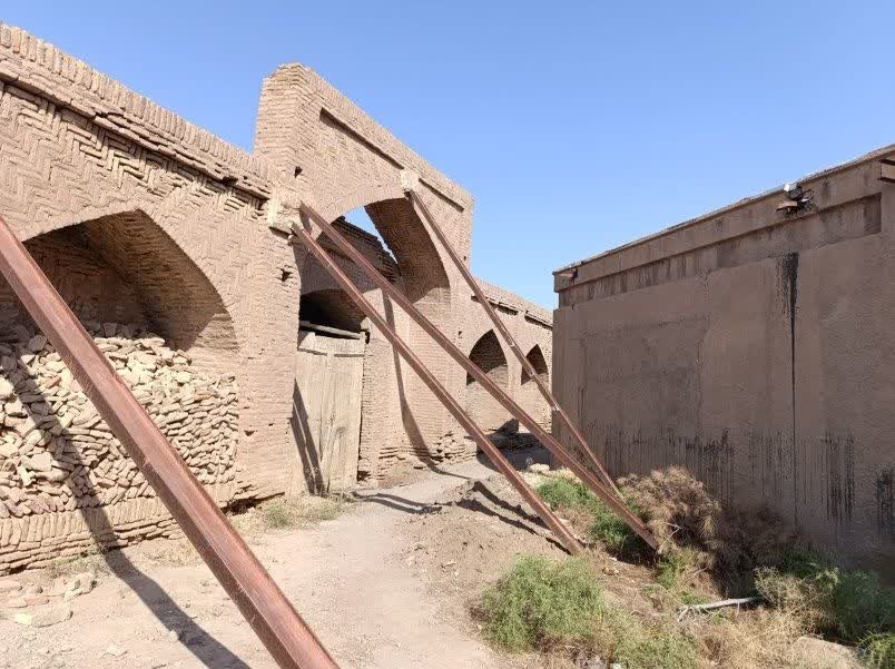 بعد از وقفه ۱۳ ساله؛ مرمت کاروانسرای تاریخی مرندیز بجستان آغاز شد