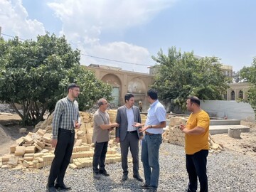 بازدید معاون میراث‌فرهنگی استان مرکزی از روند مرمت عمارت محسنی
