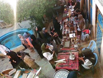 بازار هفتگی صنایع‌دستی در خانه تاریخی شهید جمهور فرصتی برای احیای هنرهای بومی فارس