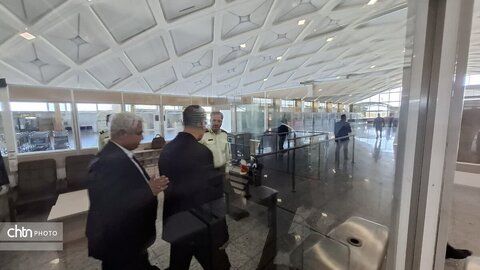 بازدید  معاون گردشگری کشور و رئیس ستاد مرکزی خدمات سفر کشوراز سالن ورودی پروازهای خارجی فرودگاه بین المللی شهید هاشمی نژاد مشهد، مدسه تاریخی «دو در» در حرم مطهر رضوی و وضعیت بازار و ارائه خدمات به زائران در مشهد