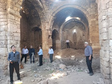 بازدید میدانی خبرنگاران از گورستان «اق کلیسا» در روستای وران‌باغ/ گزارش رسانه‌ای از یکی از تازه‌ترین آثار ثبت ملی شده جلفا