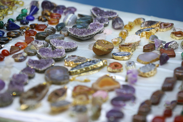 صدور مجوز فروشگاه صنایع‌دستی ویژه عرضه سنگ‌های قیمتی و نیمه‌قیمتی در بندرعباس