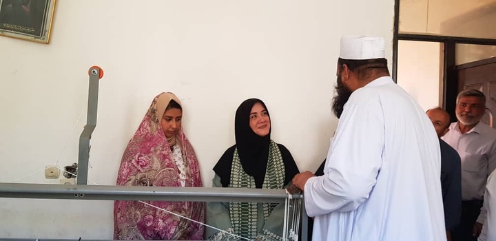 بازدید معاون صنایع دستی و هنرهای سنتی وزارت میراث فرهنگی از کارگاه‌های فرت بافی روستای پشته؛ اشتغال‌زایی ۶۰۰ نفری با برند «حریر پشته» 