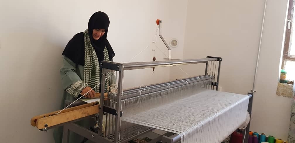 بازدید معاون صنایع دستی و هنرهای سنتی وزارت میراث فرهنگی از کارگاه‌های فرت بافی روستای پشته؛ اشتغال‌زایی ۶۰۰ نفری با برند «حریر پشته» 